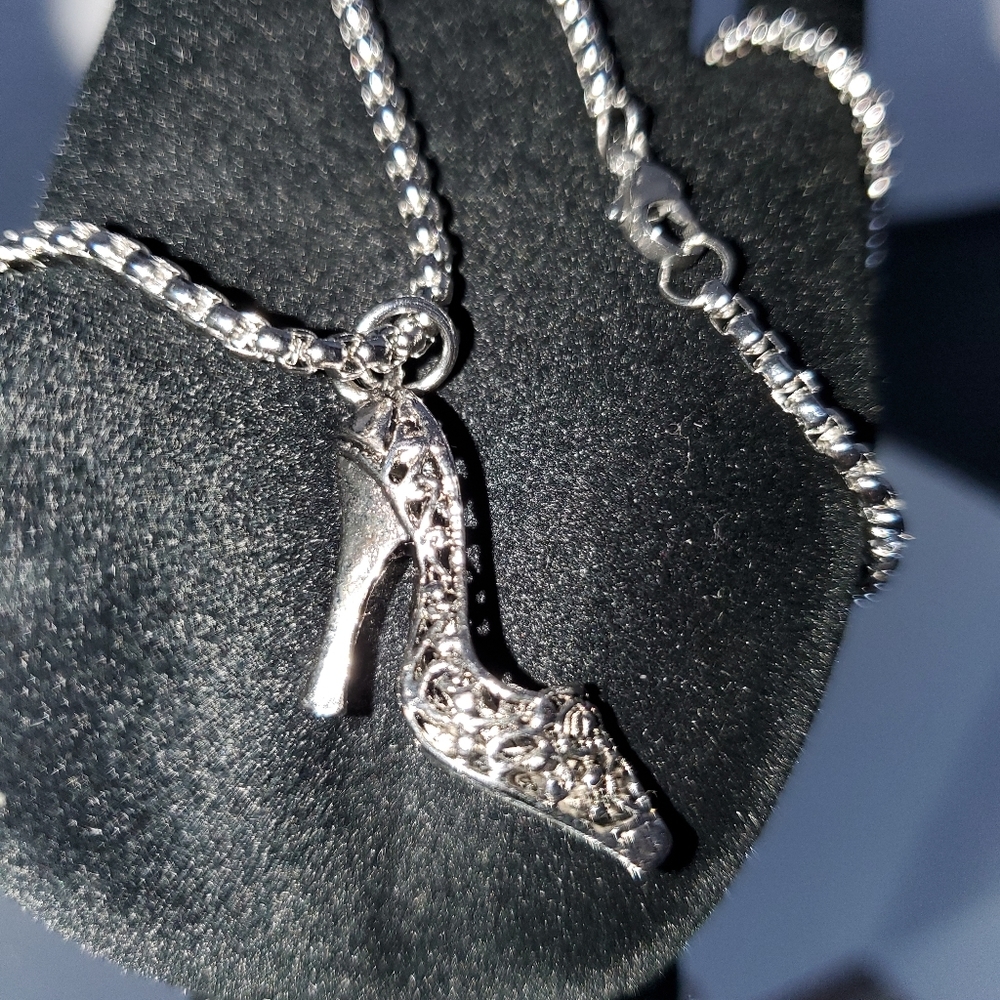 High Heel Shoe Necklace - New  Cinderella Costume Jewelry - Picture 3 of 12